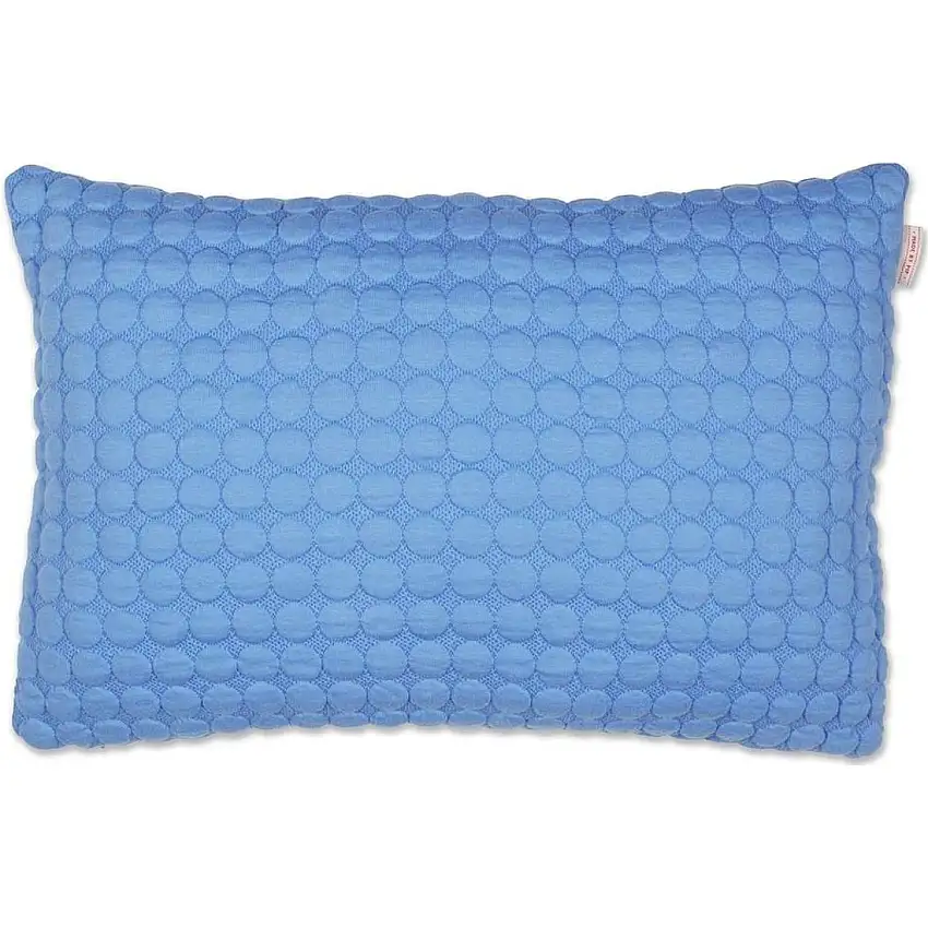 Remplissez le coussin à pois avec du rembourrage